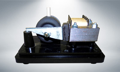 Compressor Industrial MOD I BAQ em fundo iluminado