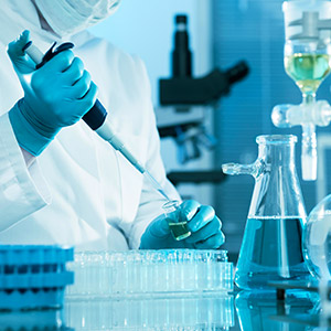 Pessoa em laboratório com frascos